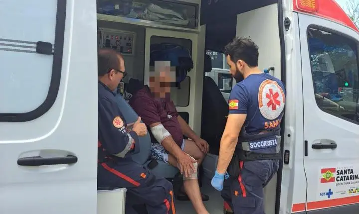 Agentes de Trânsito abordam motocicleta com placa de outro veículo na Avenida Atlântica - Confira as alterações do trânsito nesta terça-feira