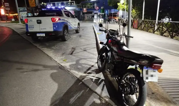 Agentes de Trânsito abordam motocicleta com placa de outro veículo na Avenida Atlântica - Confira as alterações do trânsito nesta terça-feira