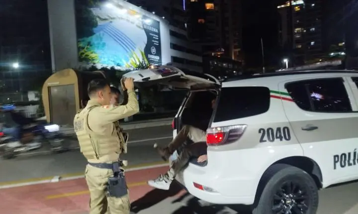 Agentes de Trânsito abordam motocicleta com placa de outro veículo na Avenida Atlântica - Confira as alterações do trânsito nesta terça-feira