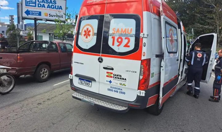 Agentes de Trânsito abordam motocicleta com placa de outro veículo na Avenida Atlântica - Confira as alterações do trânsito nesta terça-feira