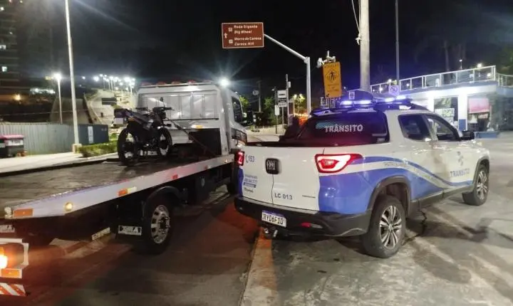 Agentes de Trânsito abordam motocicleta com placa de outro veículo na Avenida Atlântica - Confira as alterações do trânsito nesta terça-feira
