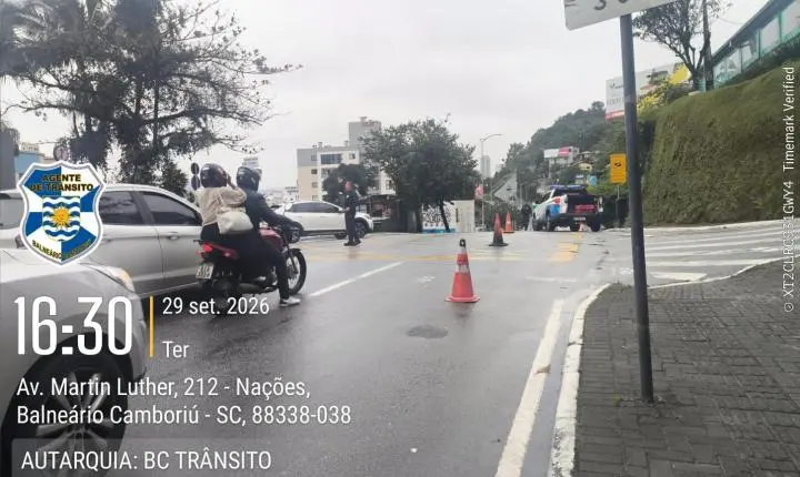 Agentes de Trânsito atendem acidente com vítima em frente ao Balneário Shopping e queda de motoneta na Avenida Martin Luther