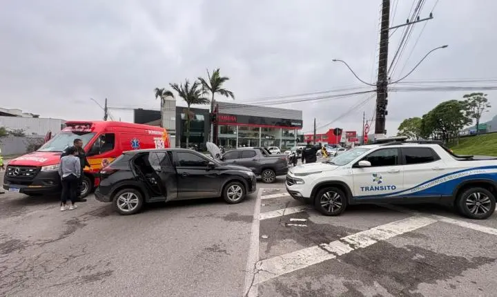 Agentes de Trânsito atendem acidente com vítimas na Avenida Marginal Oeste e na Avenida Brasil - Confira as alterações do trânsito nesta sexta-feira