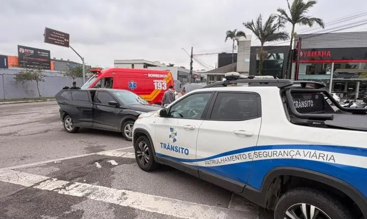 Agentes de Trânsito atendem acidente com vítimas na Avenida Marginal Oeste e na Avenida Brasil - Confira as alterações do trânsito nesta sexta-feira