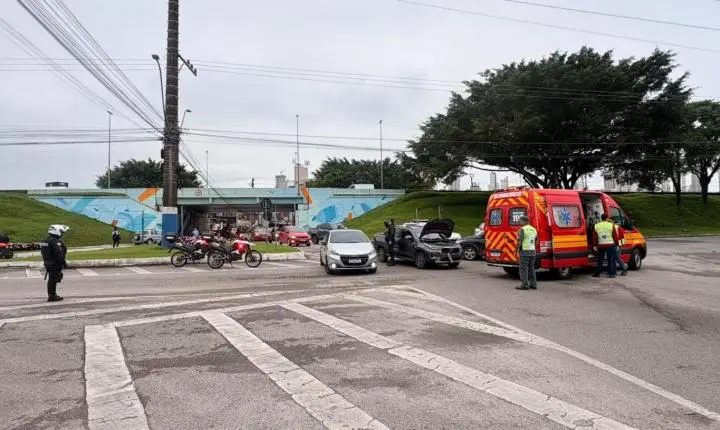 Agentes de Trânsito atendem acidente com vítimas na Avenida Marginal Oeste e na Avenida Brasil - Confira as alterações do trânsito nesta sexta-feira