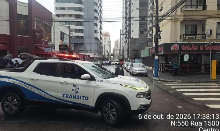 Agentes de Trânsito atendem acidente entre carro e autopropelido na Rua 3700 com uma vítima
