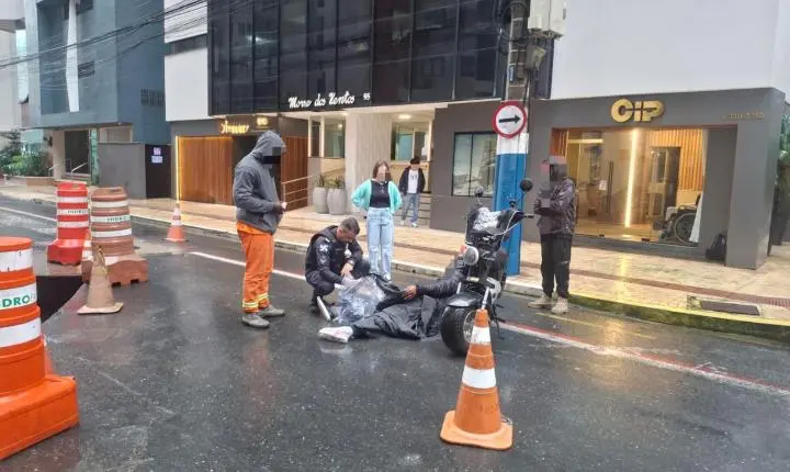 Agentes de Trânsito atendem acidente entre carro e autopropelido na Rua 3700 com uma vítima