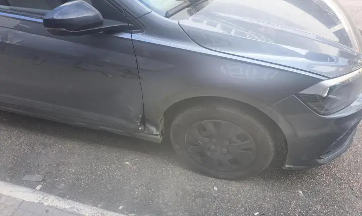 Agentes de Trânsito atendem acidente entre carro e motoneta com vítima