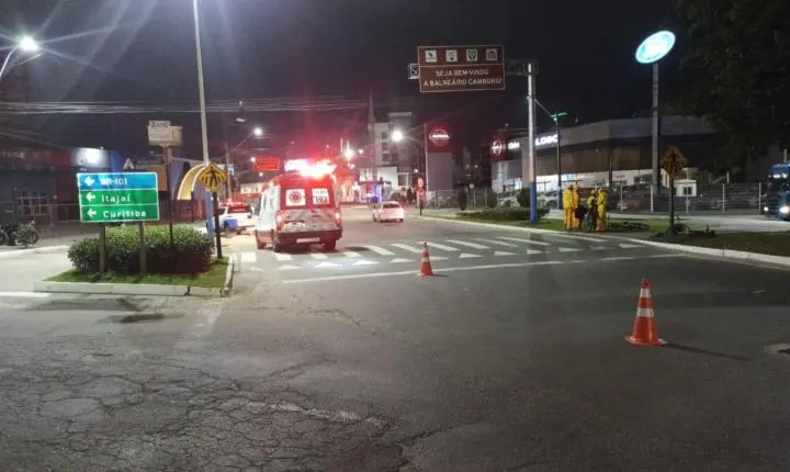 Agentes de Trânsito atendem acidente entre motocicleta e carro com vítima em Balneário Camboriú