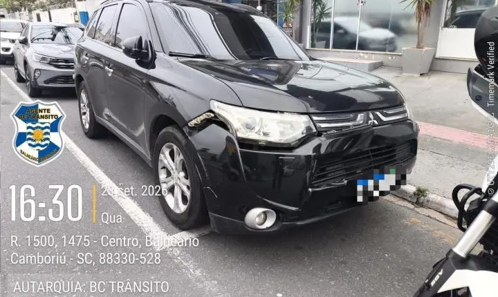 Agentes de Trânsito atendem acidente envolvendo autopropelido na Avenida Brasil e choque de motocicleta e dois veículos estacionados