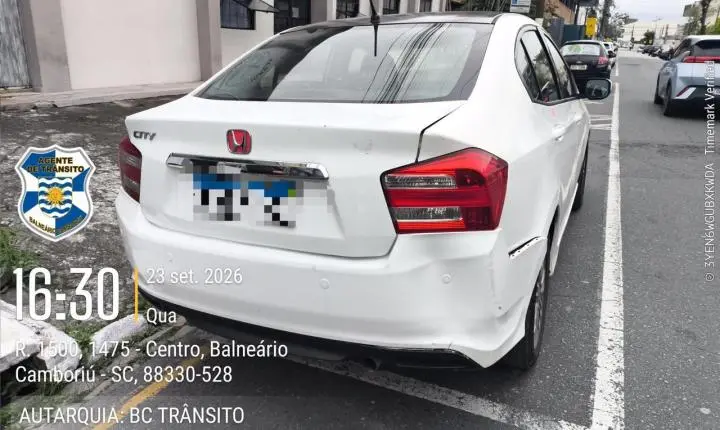 Agentes de Trânsito atendem acidente envolvendo autopropelido na Avenida Brasil e choque de motocicleta e dois veículos estacionados