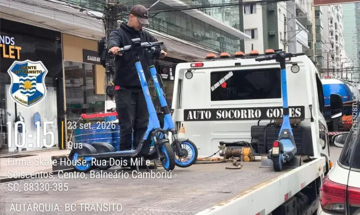 Agentes de Trânsito atendem acidente envolvendo autopropelido na Avenida Brasil e choque de motocicleta e dois veículos estacionados