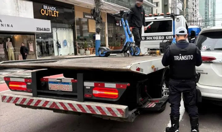 Agentes de Trânsito atendem acidente envolvendo autopropelido na Avenida Brasil e choque de motocicleta e dois veículos estacionados