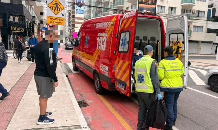 Agentes de Trânsito atendem acidente envolvendo autopropelido na Avenida Brasil e choque de motocicleta e dois veículos estacionados