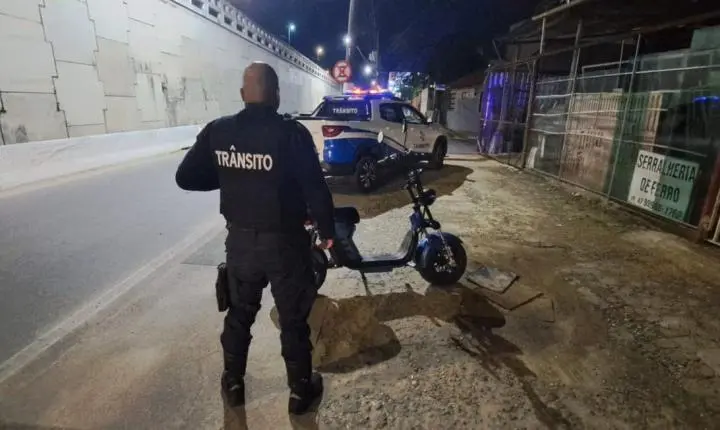 Agentes de Trânsito atendem acidente na Quarta Avenida; abordam motociclista de 16 anos e removem veículo na Barra Sul; prestam apoio durante incêndio em veículo em Balneário Camboriú