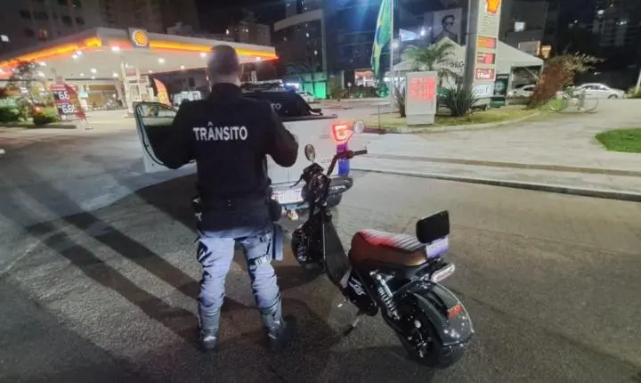 Agentes de Trânsito atendem acidente na Quarta Avenida; abordam motociclista de 16 anos e removem veículo na Barra Sul; prestam apoio durante incêndio em veículo em Balneário Camboriú