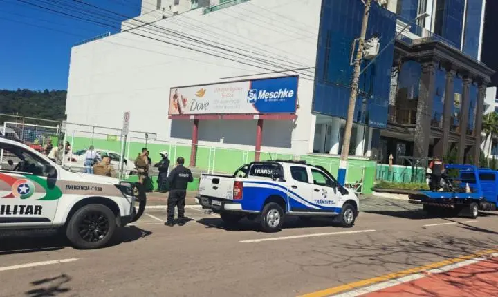 Agentes de Trânsito atendem acidente na Quarta Avenida; abordam motociclista de 16 anos e removem veículo na Barra Sul; prestam apoio durante incêndio em veículo em Balneário Camboriú