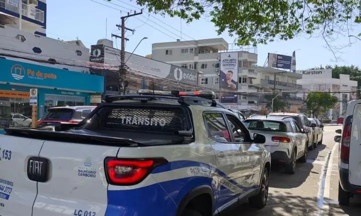 Agentes de Trânsito atendem acidente na Quarta Avenida; abordam motociclista de 16 anos e removem veículo na Barra Sul; prestam apoio durante incêndio em veículo em Balneário Camboriú