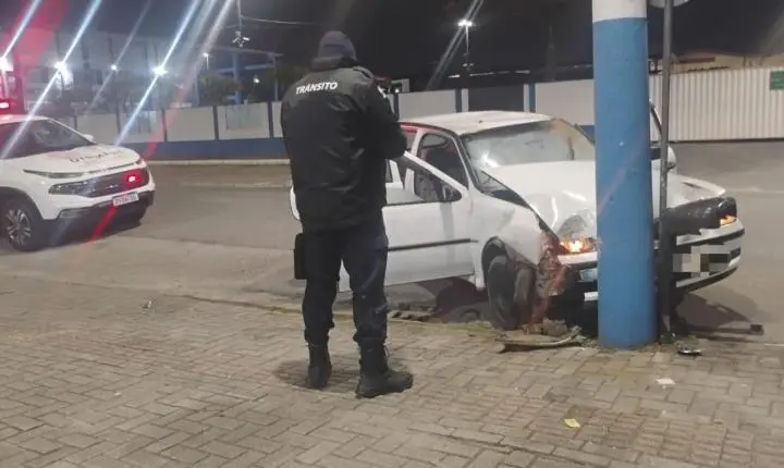 Agentes de Trânsito atendem acidente na Quarta Avenida; abordam motociclista de 16 anos e removem veículo na Barra Sul; prestam apoio durante incêndio em veículo em Balneário Camboriú