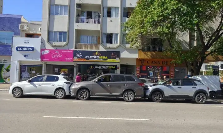 Agentes de Trânsito atendem acidente na Quarta Avenida; abordam motociclista de 16 anos e removem veículo na Barra Sul; prestam apoio durante incêndio em veículo em Balneário Camboriú