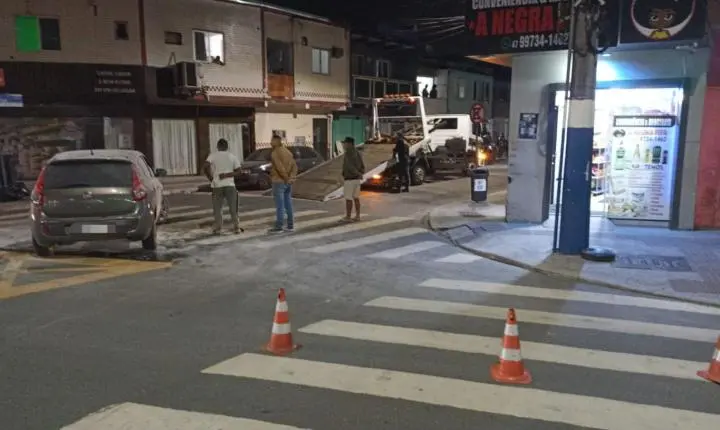 Agentes de Trânsito atendem acidente na Quarta Avenida; abordam motociclista de 16 anos e removem veículo na Barra Sul; prestam apoio durante incêndio em veículo em Balneário Camboriú