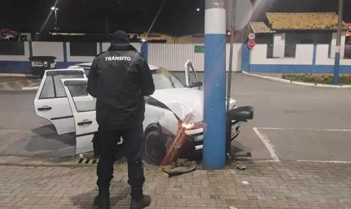 Agentes de Trânsito atendem acidente na Quarta Avenida; abordam motociclista de 16 anos e removem veículo na Barra Sul; prestam apoio durante incêndio em veículo em Balneário Camboriú