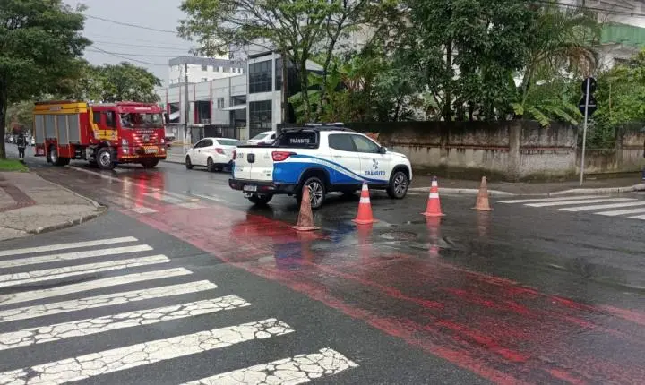 Agentes de Trânsito atuam no bloqueio de via após fios pegarem fogo em Balneário Camboriú