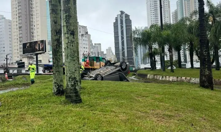 Agentes de trânsito de Balneário Camboriú registram oito acidentes de trânsito no final de semana, três deles com vítima