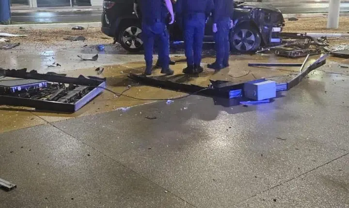 Agentes de Trânsito prestam apoio em acidente envolvendo Jeep Compass na Avenida Atlântica - Veja o Vídeo