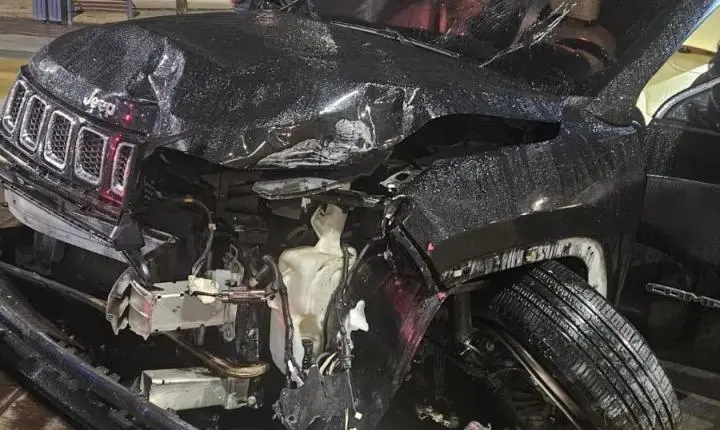 Agentes de Trânsito prestam apoio em acidente envolvendo Jeep Compass na Avenida Atlântica - Veja o Vídeo