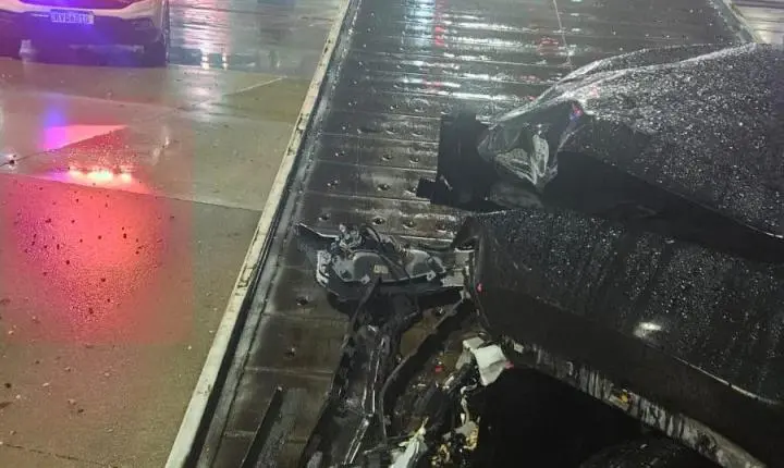 Agentes de Trânsito prestam apoio em acidente envolvendo Jeep Compass na Avenida Atlântica - Veja o Vídeo