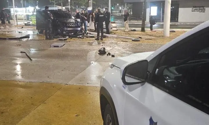 Agentes de Trânsito prestam apoio em acidente envolvendo Jeep Compass na Avenida Atlântica - Veja o Vídeo