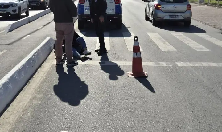 Agentes de Trânsito prestam apoio em acidente envolvendo motoneta e motocicleta - Confira as alterações no trânsito nesta quarta-feira