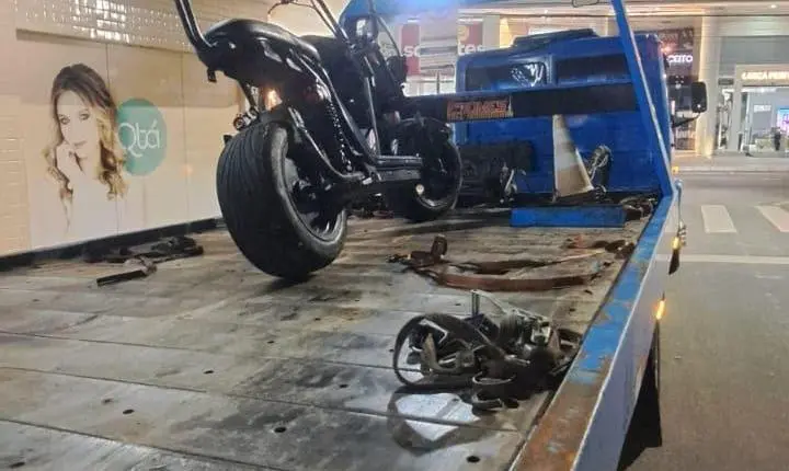 Agentes de Trânsito removem autopropelido e ciclomotor durante fiscalizações em Balneário Camboriú