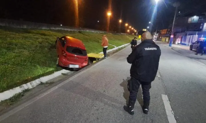 Agentes de Trânsito removem autopropelido e ciclomotor durante fiscalizações em Balneário Camboriú