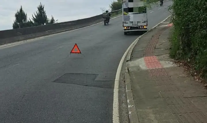 Agentes de Trânsito removem caminhão que bloqueava a Avenida Panorâmica