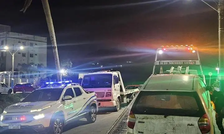Agentes de trânsito removem dois veículos em situação de abandono em vias públicas de Balneário Camboriú e atendem acidente na Terceira Avenida 