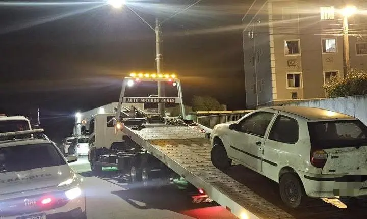 Agentes de trânsito removem dois veículos em situação de abandono em vias públicas de Balneário Camboriú e atendem acidente na Terceira Avenida 