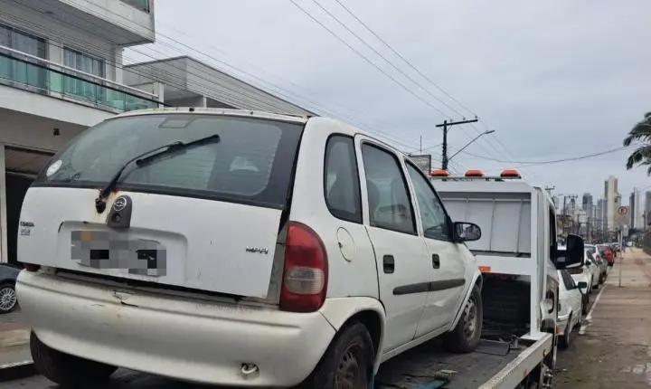 Agentes de trânsito removem dois veículos em situação de abandono em vias públicas de Balneário Camboriú e atendem acidente na Terceira Avenida 