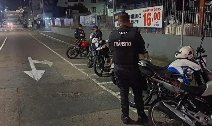 Agentes de trânsito removem duas motocicletas e uma motoneta durante fiscalização em Balneário Camboriú