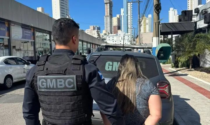 Agressora é presa pela Guarda Municipal de Balneário Camboriú 