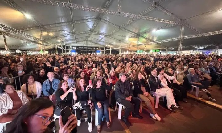 Almir Sater encanta público no 28º Festival de Música de Itajaí 