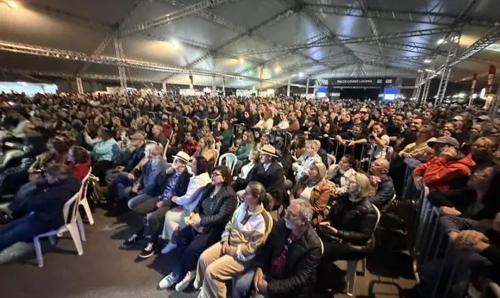 Almir Sater encanta público no 28º Festival de Música de Itajaí 