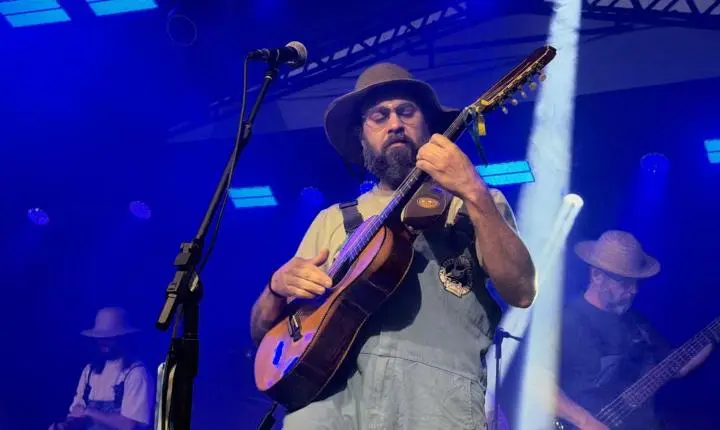 Almir Sater encanta público no 28º Festival de Música de Itajaí 