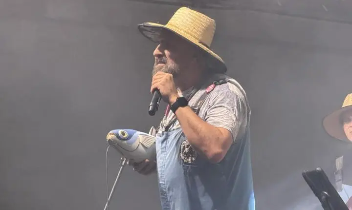 Almir Sater encanta público no 28º Festival de Música de Itajaí 