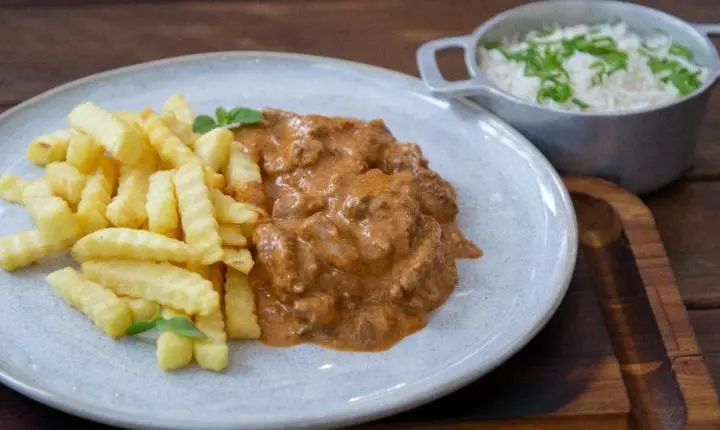 Almoço executivo na Fazenda Churrascada une carnes premium, sabor e conforto na Praia Brava