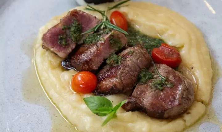 Almoço executivo na Fazenda Churrascada une carnes premium, sabor e conforto na Praia Brava