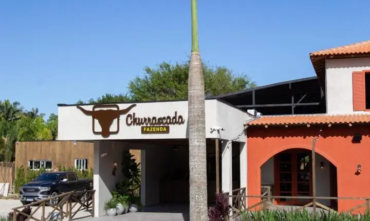Almoço executivo na Fazenda Churrascada une carnes premium, sabor e conforto na Praia Brava