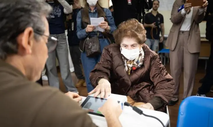 Aos 103 anos, dona Maria dá exemplo de cidadania ao exercer o seu direito de votar