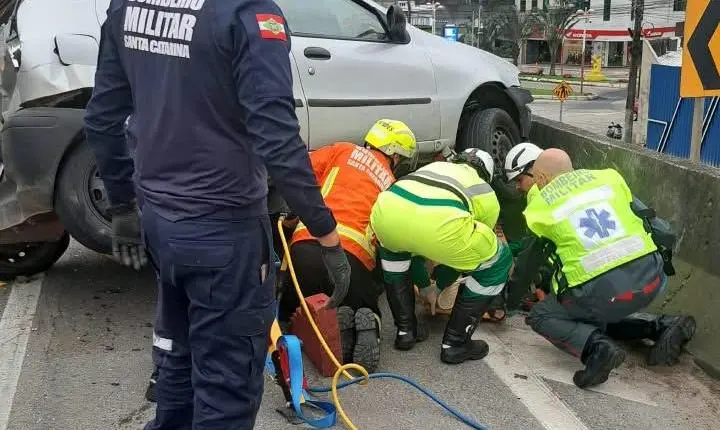 Após acidente na BR-101 em Itapema, motociclista fica preso embaixo de automóvel